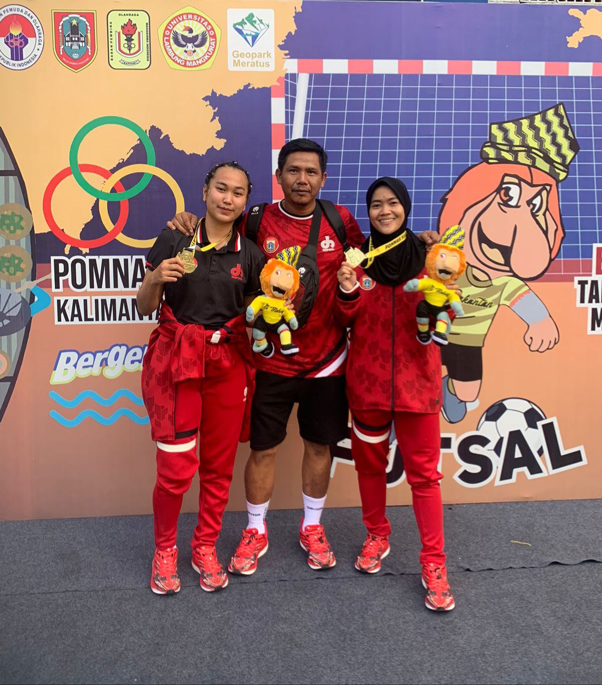 Mahasiswa FEB UKI Berhasil meraih Medali Emas di CABOR Futsal Putri
